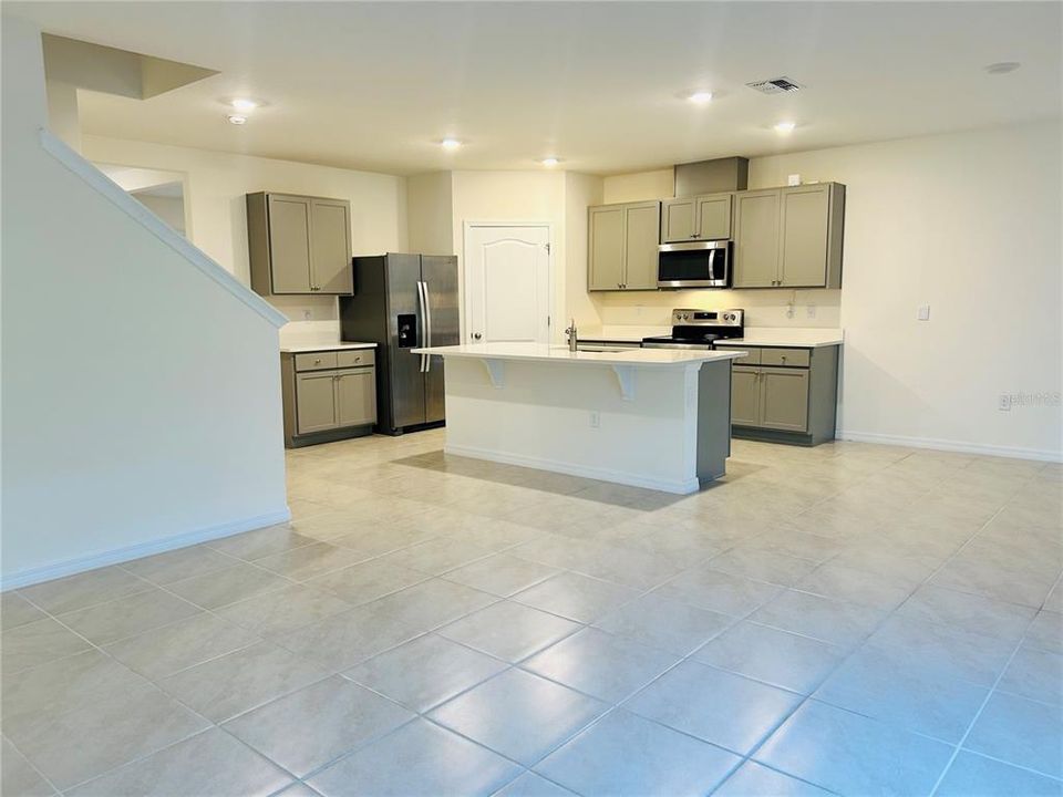 En Renta: $2,400 (5 camas, 3 baños, 2696 Pies cuadrados)