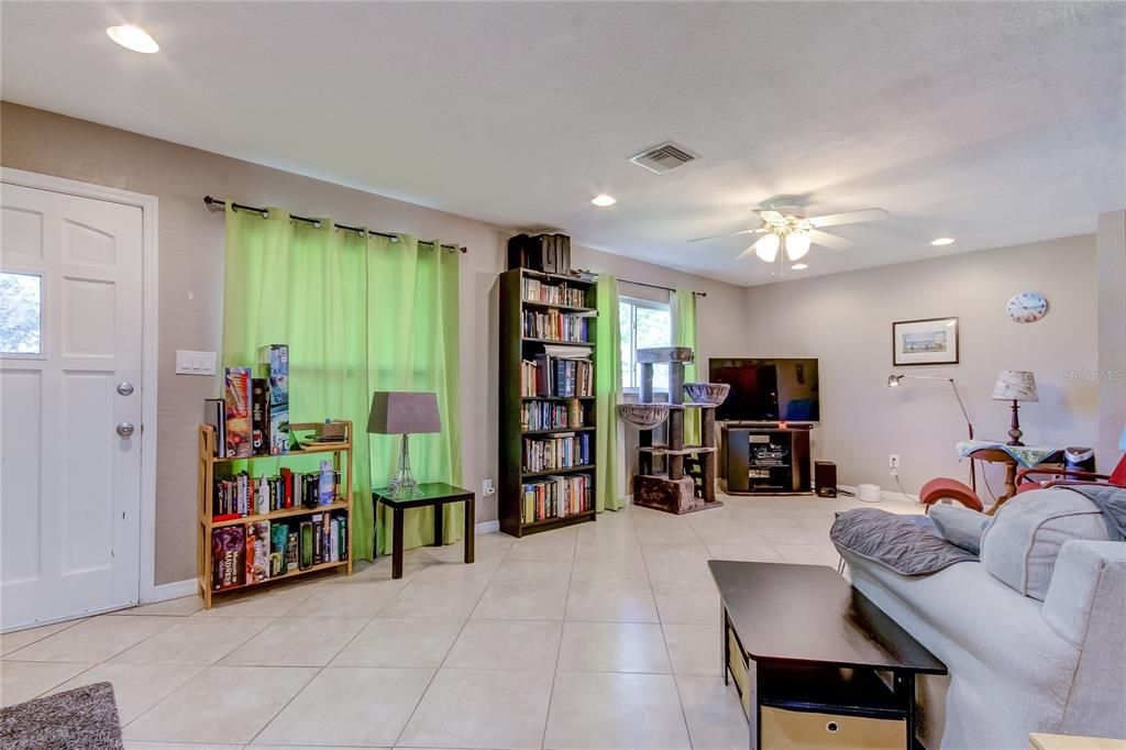 For Rent: $2,200 (3 beds, 2 baths, 1404 Square Feet)