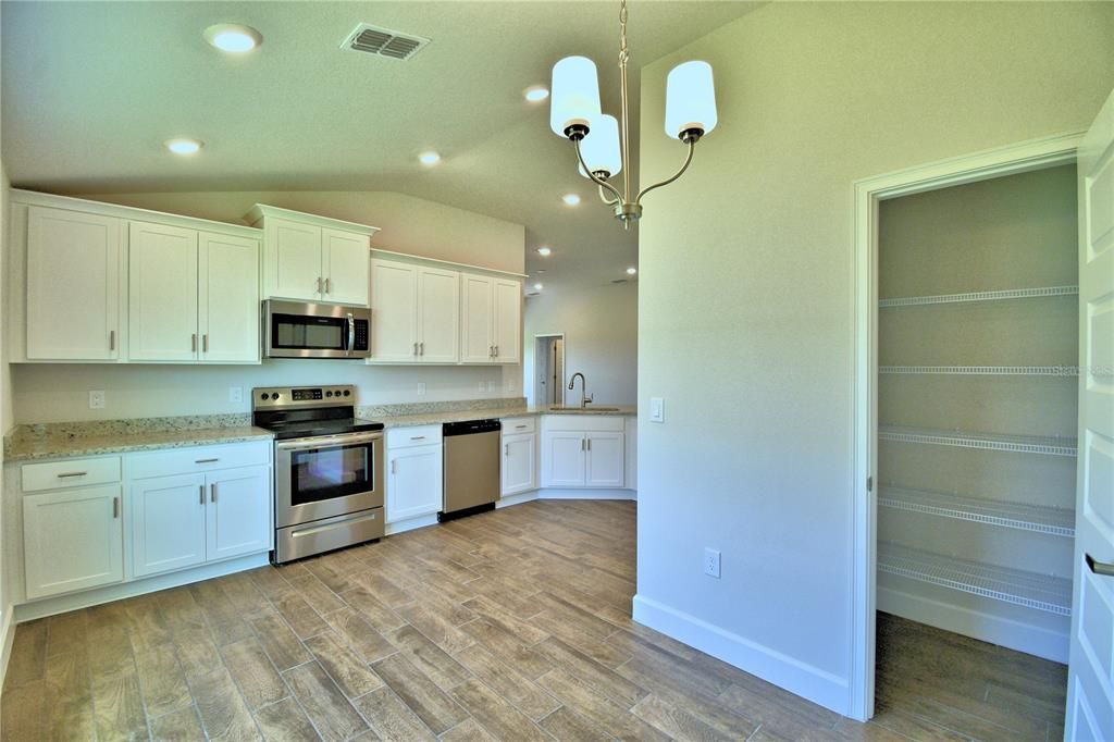 En Venta: $412,391 (4 camas, 2 baños, 1820 Pies cuadrados)