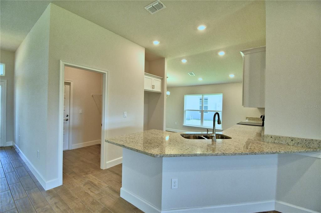 En Venta: $412,391 (4 camas, 2 baños, 1820 Pies cuadrados)