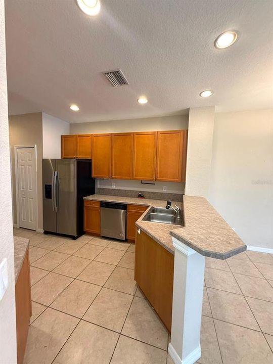 На продажу: $256,000 (2 спален, 2 ванн, 1215 Квадратных фут)