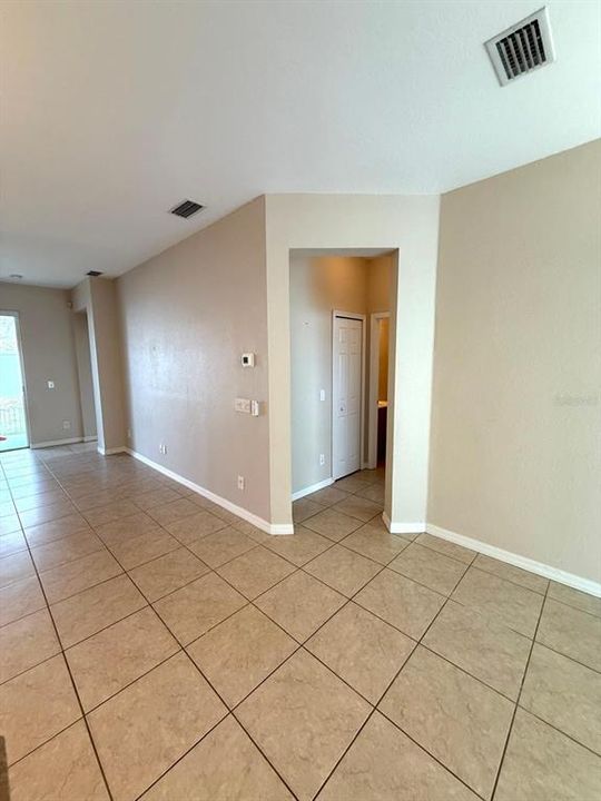 На продажу: $256,000 (2 спален, 2 ванн, 1215 Квадратных фут)