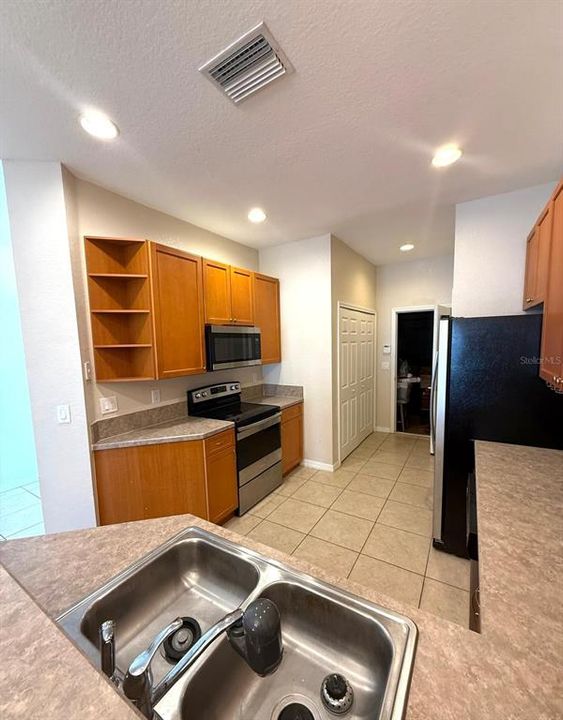 На продажу: $256,000 (2 спален, 2 ванн, 1215 Квадратных фут)