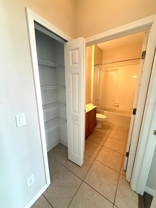 На продажу: $256,000 (2 спален, 2 ванн, 1215 Квадратных фут)