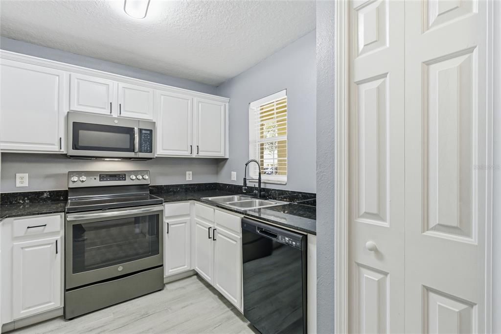 В аренду: $2,300 (2 спален, 2 ванн, 1560 Квадратных фут)