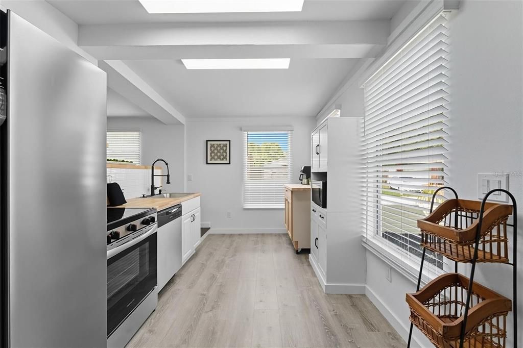 For Rent: $2,000 (2 beds, 2 baths, 780 Square Feet)