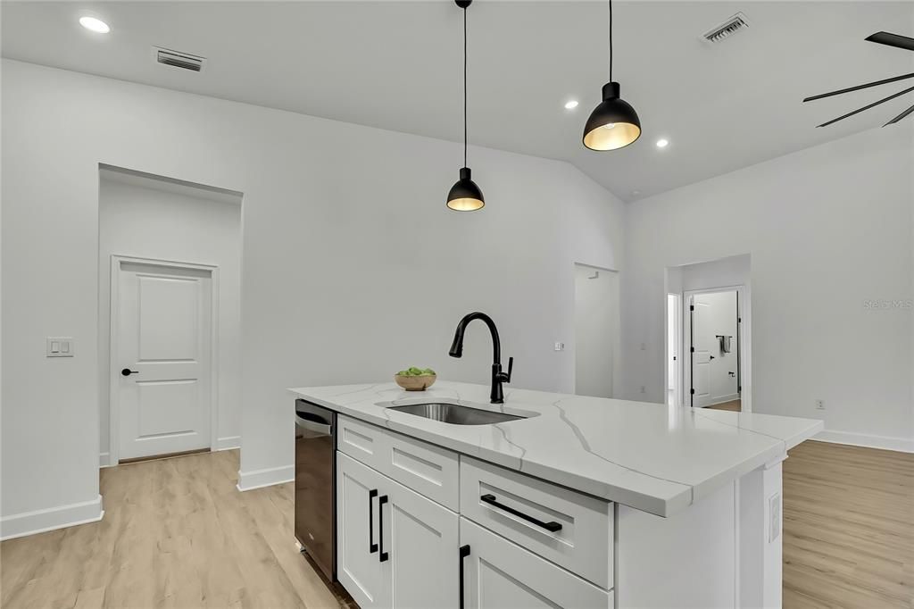 En Venta: $419,990 (4 camas, 3 baños, 2061 Pies cuadrados)