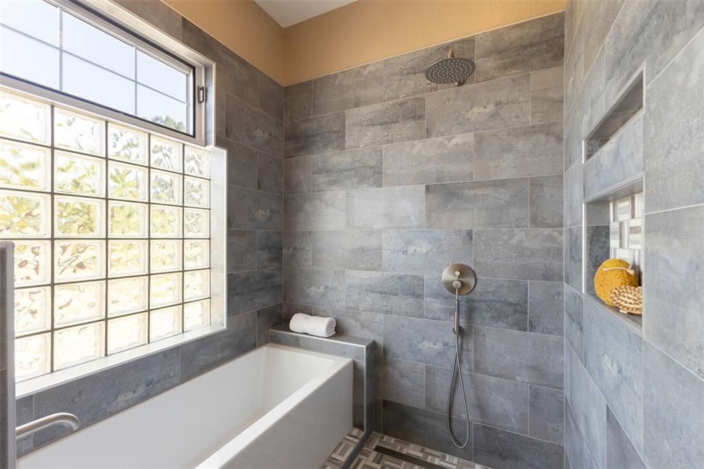 Activo con contrato: $889,950 (3 camas, 2 baños, 2325 Pies cuadrados)