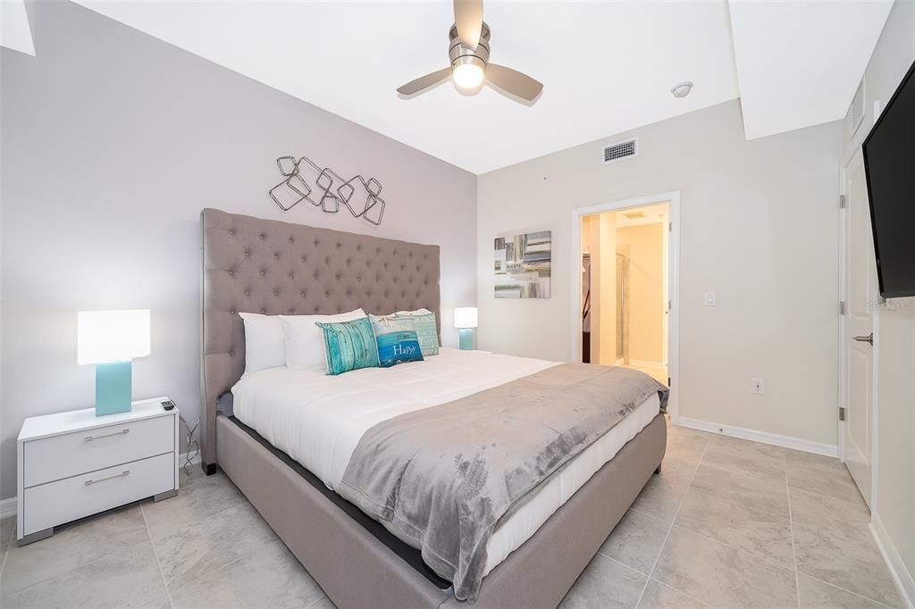 For Rent: $2,300 (2 beds, 2 baths, 1186 Square Feet)