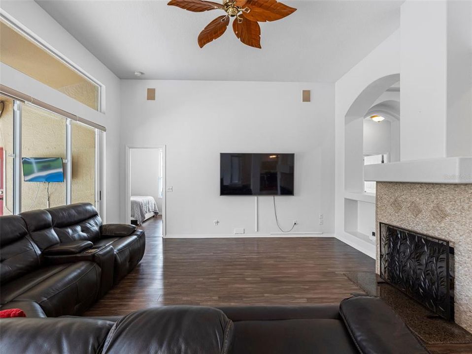 En Venta: $779,900 (4 camas, 3 baños, 2613 Pies cuadrados)