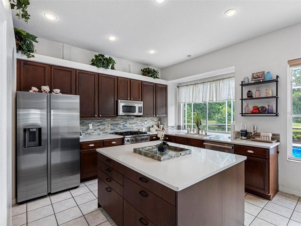 En Venta: $779,900 (4 camas, 3 baños, 2613 Pies cuadrados)