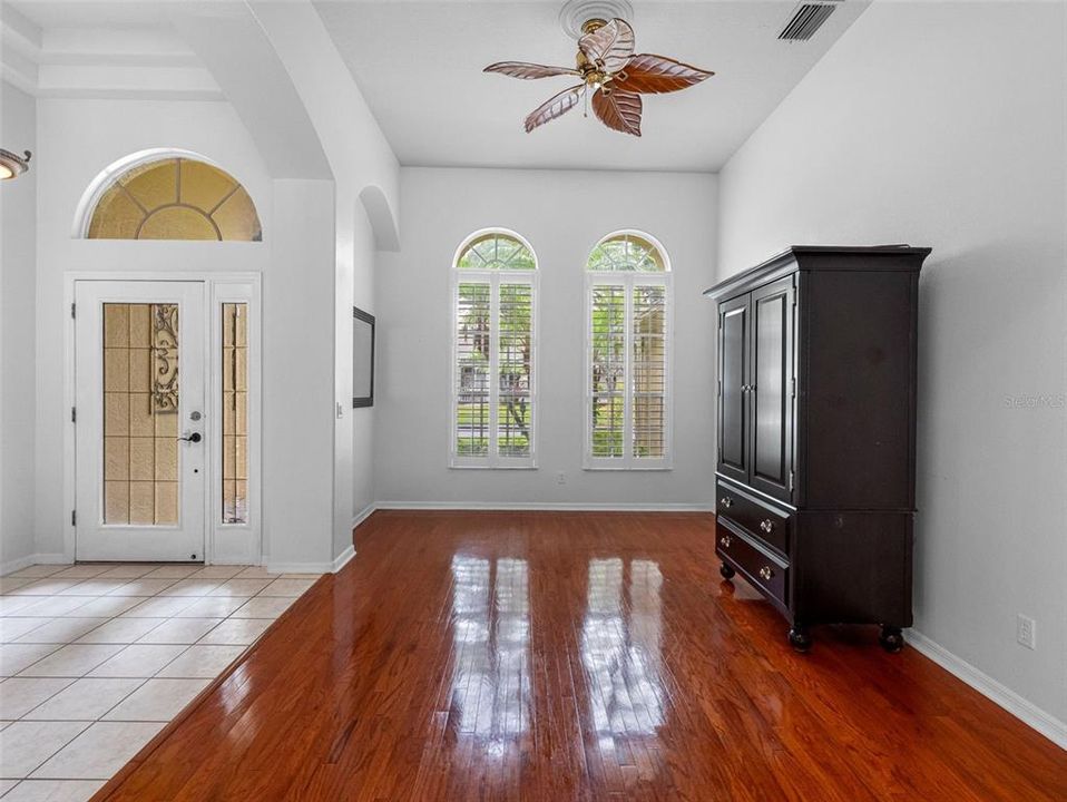 En Venta: $779,900 (4 camas, 3 baños, 2613 Pies cuadrados)