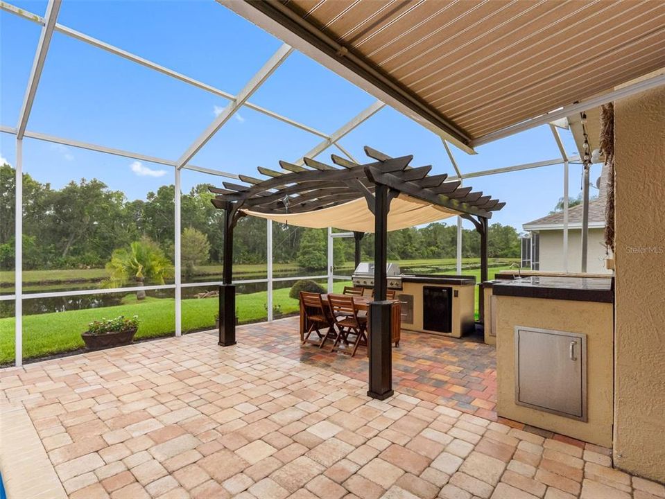 En Venta: $779,900 (4 camas, 3 baños, 2613 Pies cuadrados)