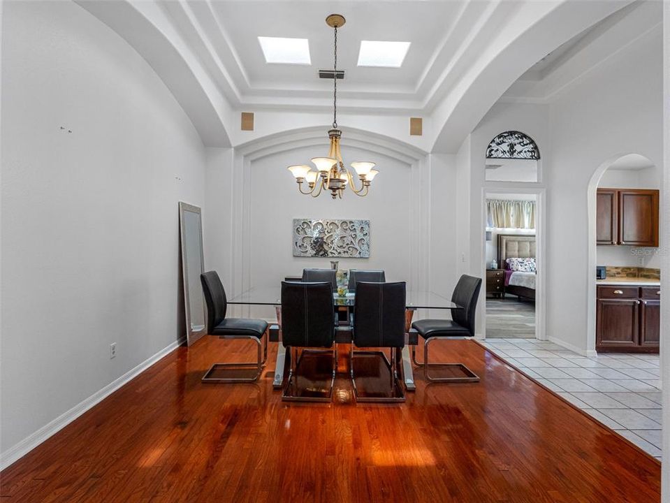 En Venta: $779,900 (4 camas, 3 baños, 2613 Pies cuadrados)