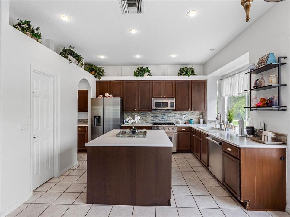 En Venta: $779,900 (4 camas, 3 baños, 2613 Pies cuadrados)