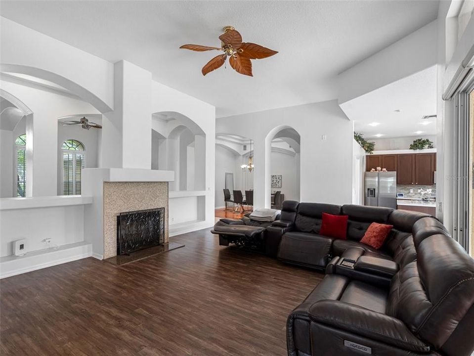 En Venta: $779,900 (4 camas, 3 baños, 2613 Pies cuadrados)