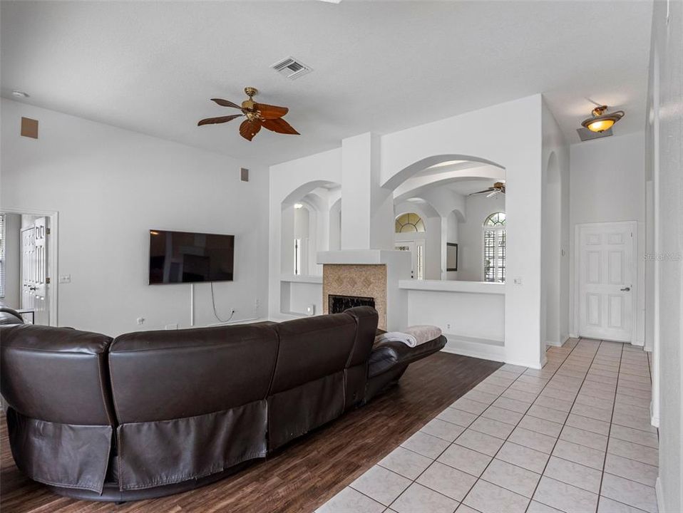 En Venta: $779,900 (4 camas, 3 baños, 2613 Pies cuadrados)