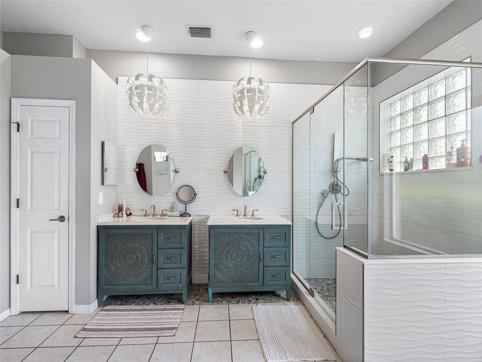 En Venta: $779,900 (4 camas, 3 baños, 2613 Pies cuadrados)