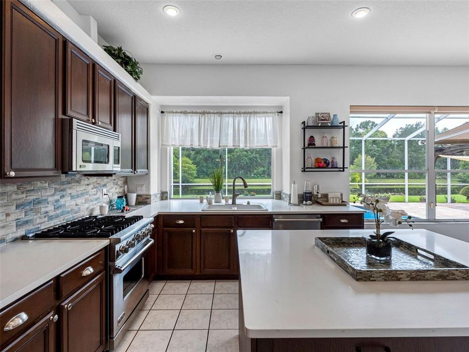 En Venta: $779,900 (4 camas, 3 baños, 2613 Pies cuadrados)