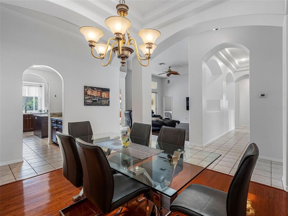 En Venta: $779,900 (4 camas, 3 baños, 2613 Pies cuadrados)