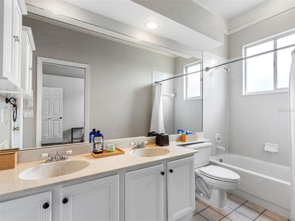 En Venta: $779,900 (4 camas, 3 baños, 2613 Pies cuadrados)