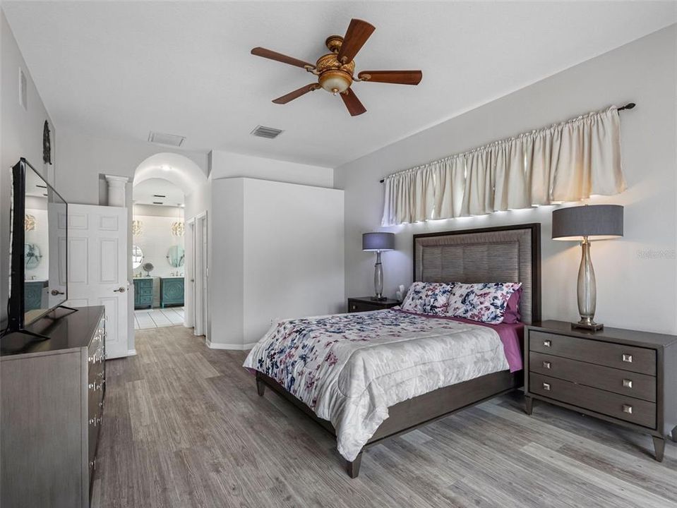 En Venta: $779,900 (4 camas, 3 baños, 2613 Pies cuadrados)