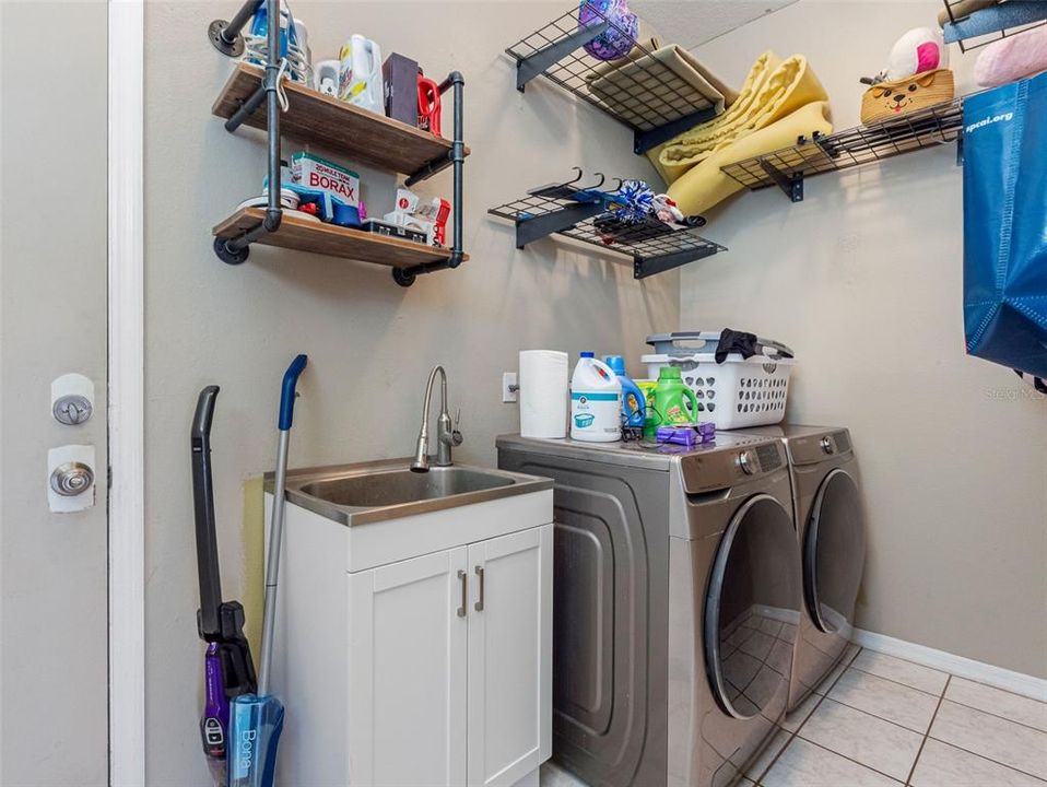 En Venta: $779,900 (4 camas, 3 baños, 2613 Pies cuadrados)