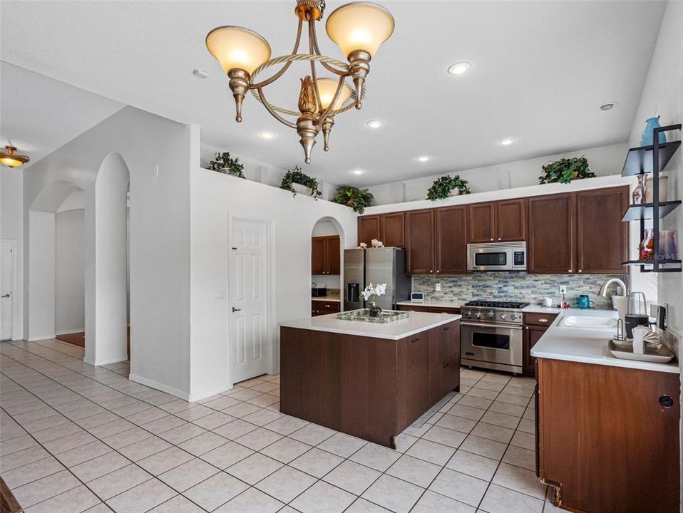 En Venta: $779,900 (4 camas, 3 baños, 2613 Pies cuadrados)