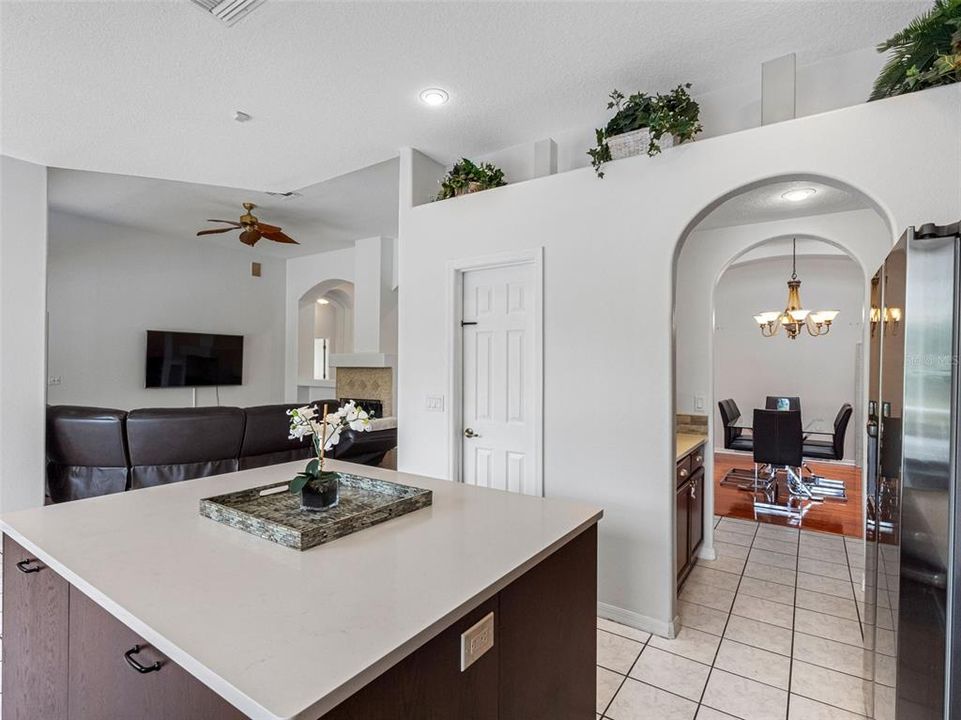 En Venta: $779,900 (4 camas, 3 baños, 2613 Pies cuadrados)