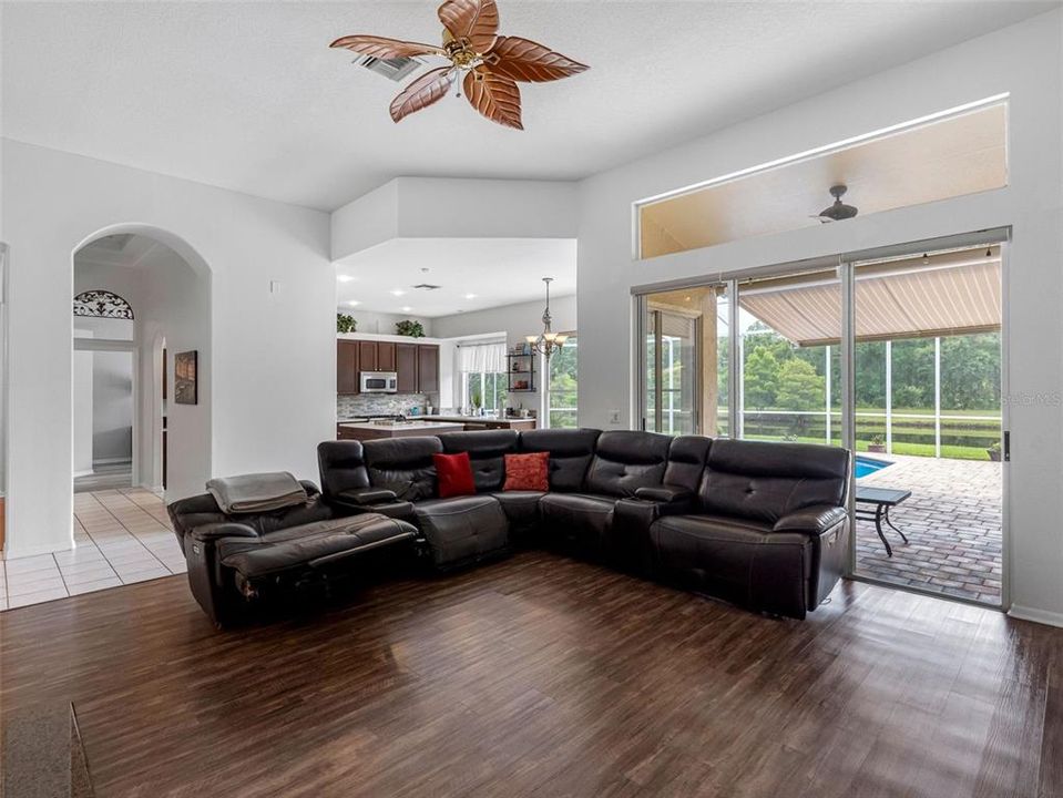 En Venta: $779,900 (4 camas, 3 baños, 2613 Pies cuadrados)