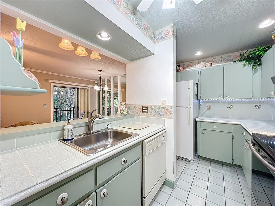 For Sale: $168,000 (2 beds, 2 baths, 897 Square Feet)