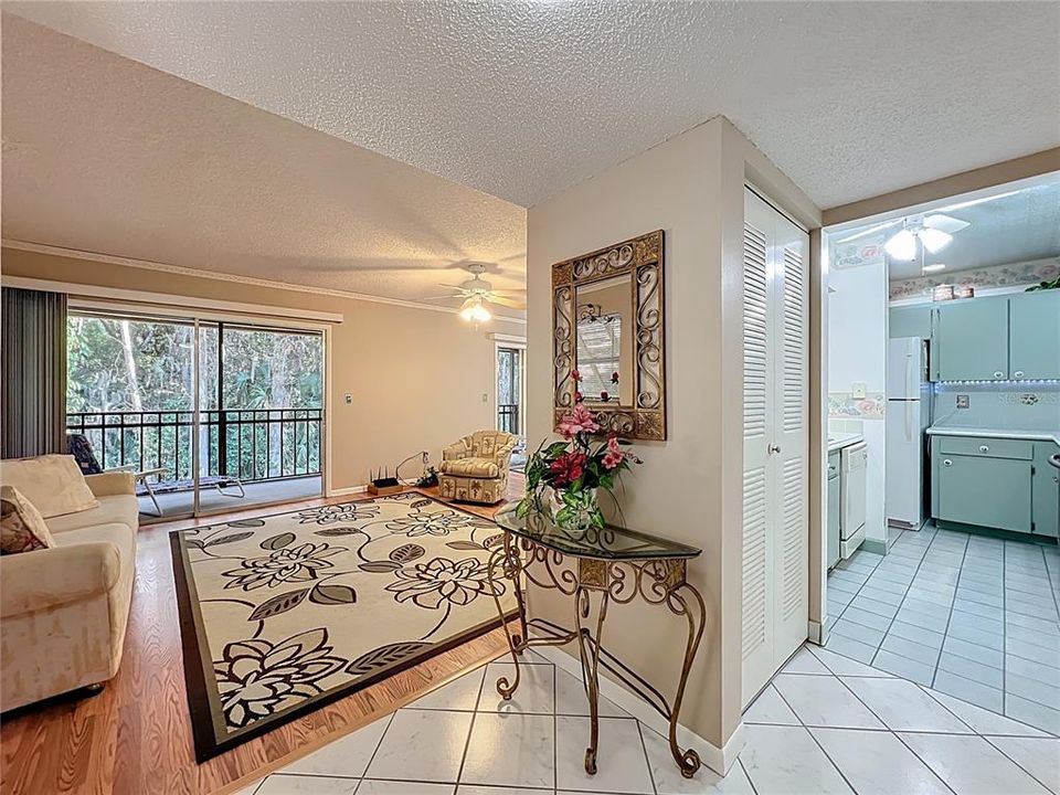 For Sale: $168,000 (2 beds, 2 baths, 897 Square Feet)