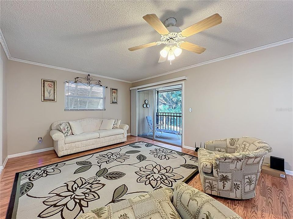 For Sale: $168,000 (2 beds, 2 baths, 897 Square Feet)