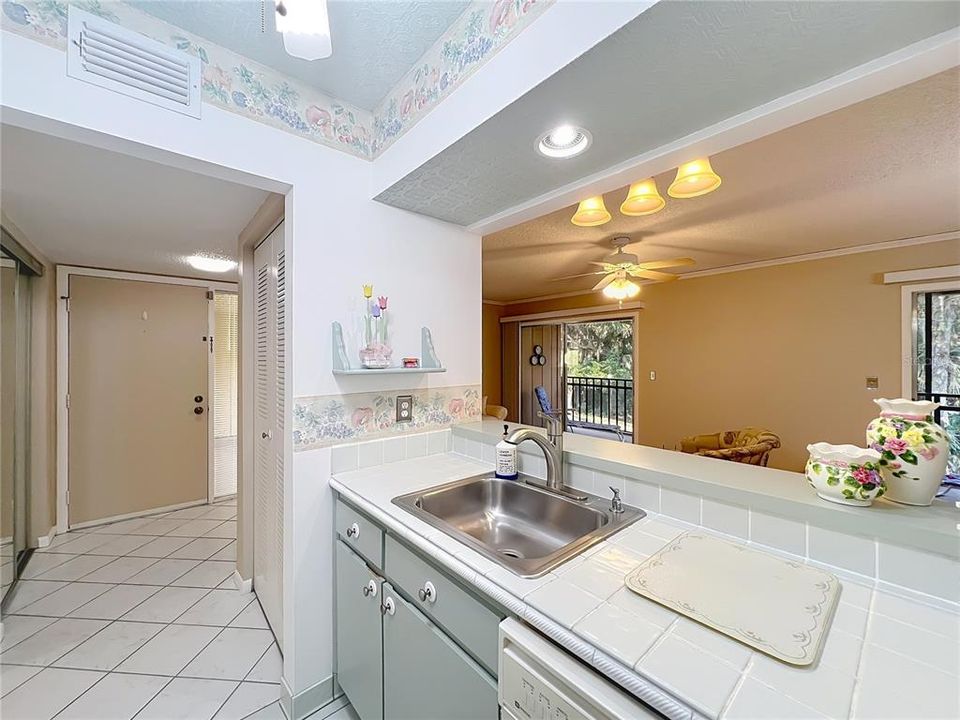 For Sale: $168,000 (2 beds, 2 baths, 897 Square Feet)