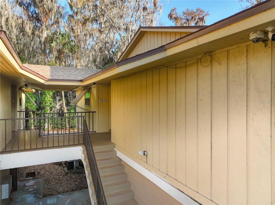 For Sale: $168,000 (2 beds, 2 baths, 897 Square Feet)