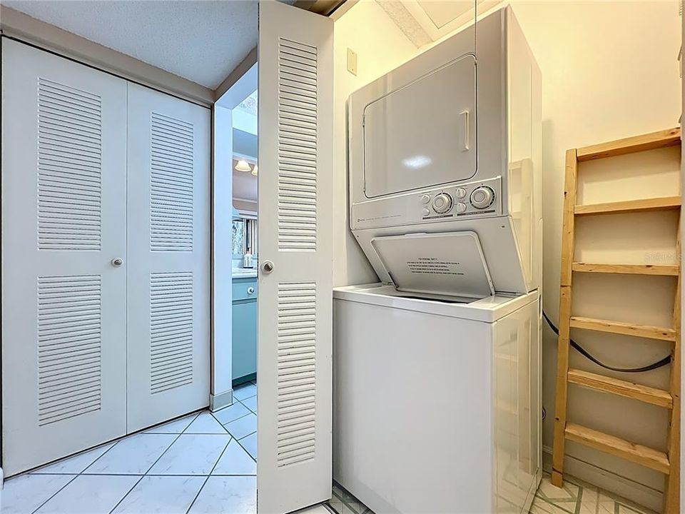 For Sale: $168,000 (2 beds, 2 baths, 897 Square Feet)