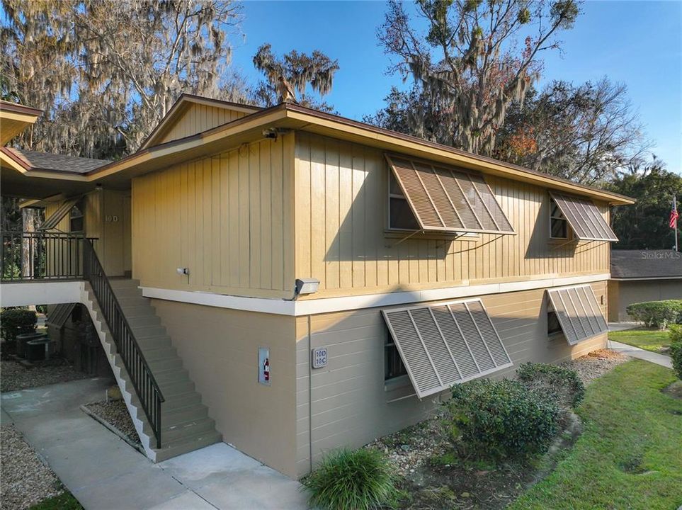 For Sale: $168,000 (2 beds, 2 baths, 897 Square Feet)
