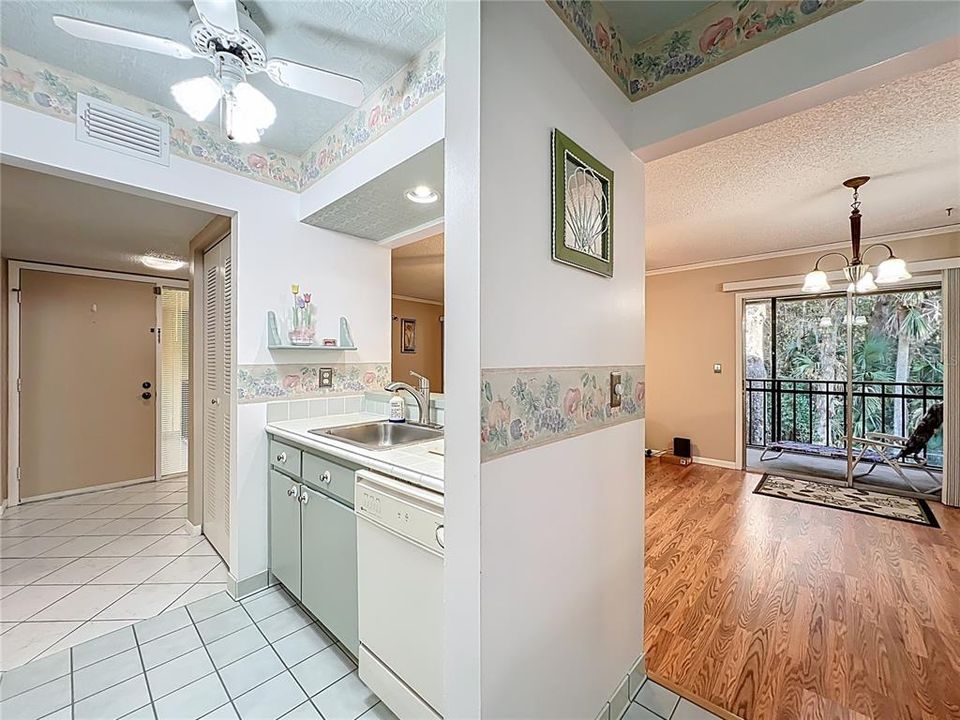 For Sale: $168,000 (2 beds, 2 baths, 897 Square Feet)
