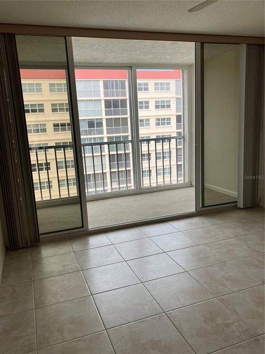 Под контрактом: $219,000 (2 спален, 2 ванн, 900 Квадратных фут)