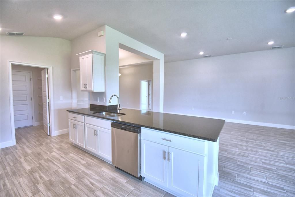 На продажу: $418,846 (3 спален, 2 ванн, 1970 Квадратных фут)