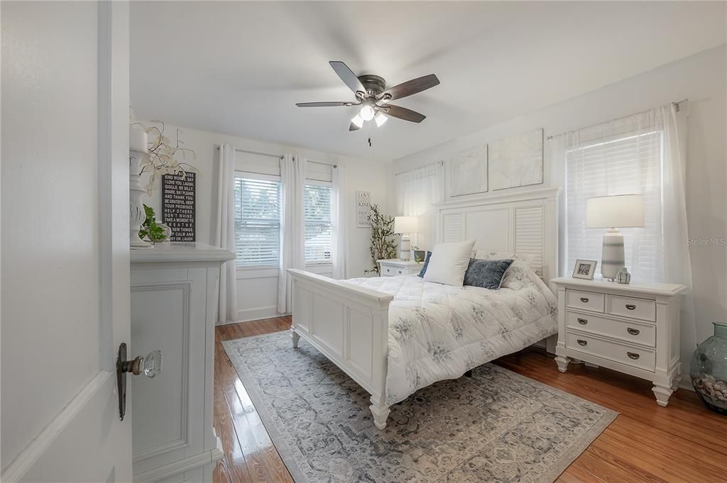 На продажу: $374,900 (2 спален, 1 ванн, 934 Квадратных фут)