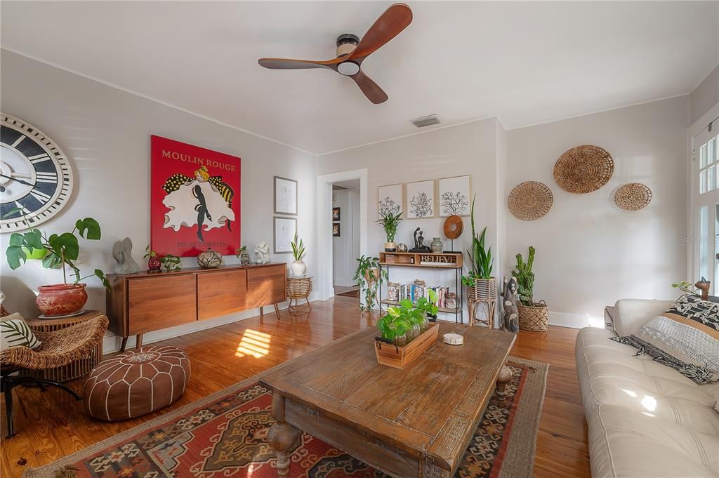 На продажу: $374,900 (2 спален, 1 ванн, 934 Квадратных фут)