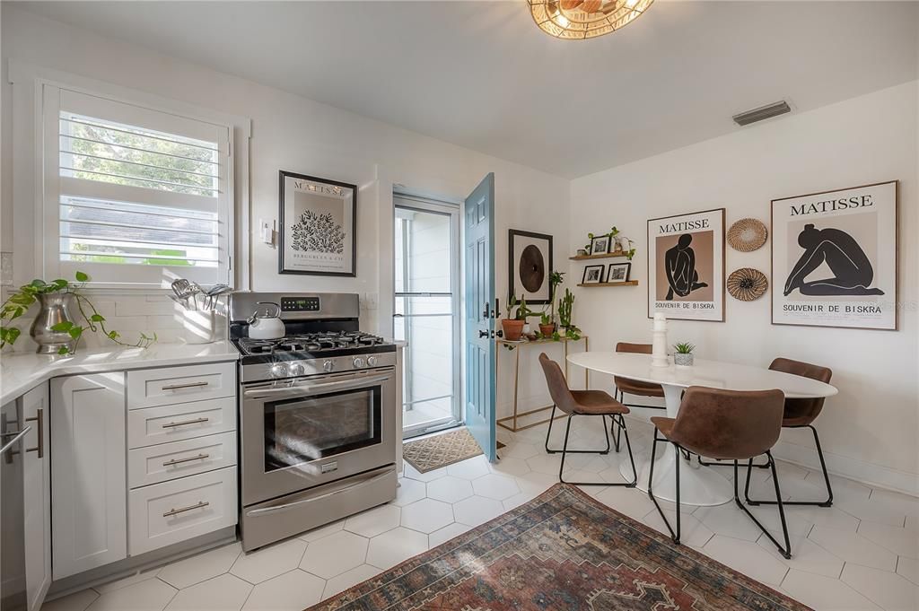 На продажу: $374,900 (2 спален, 1 ванн, 934 Квадратных фут)