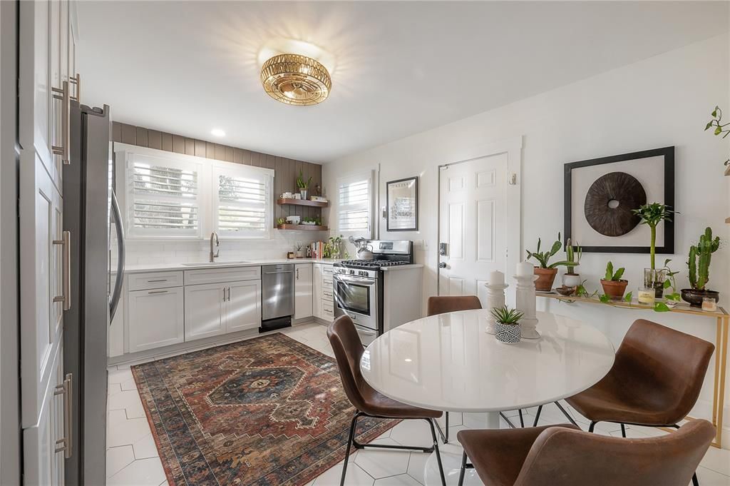 На продажу: $374,900 (2 спален, 1 ванн, 934 Квадратных фут)