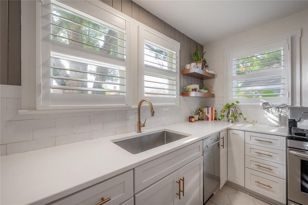 На продажу: $374,900 (2 спален, 1 ванн, 934 Квадратных фут)