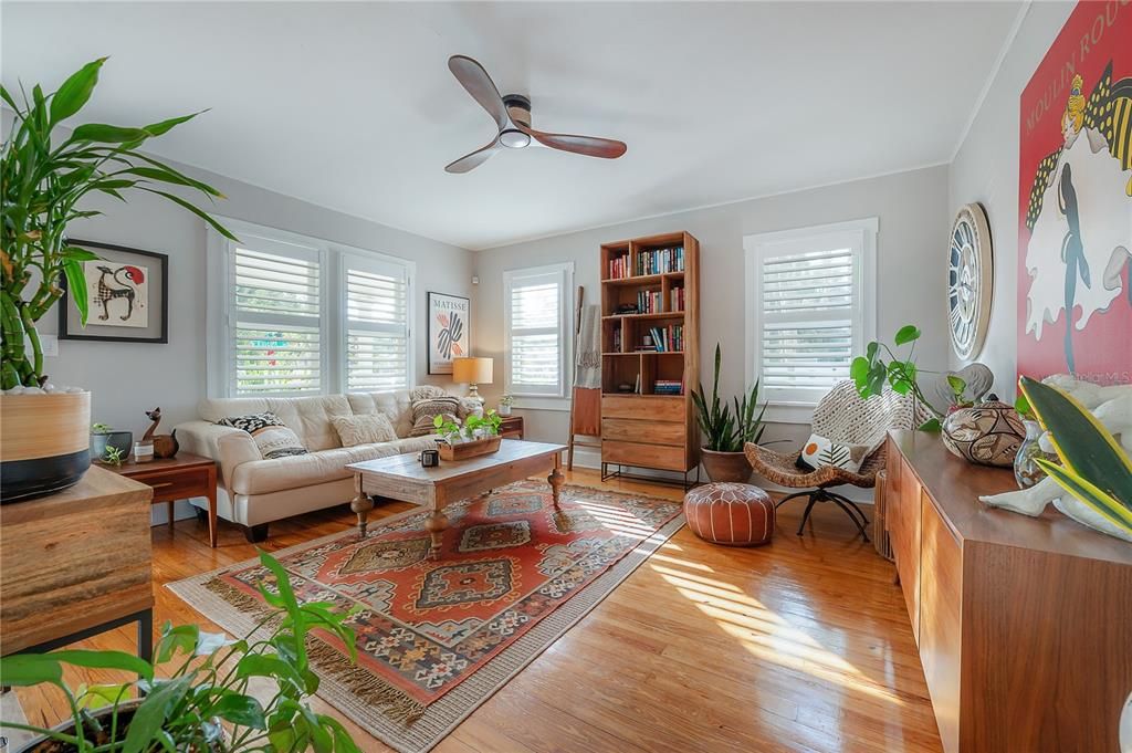 На продажу: $374,900 (2 спален, 1 ванн, 934 Квадратных фут)