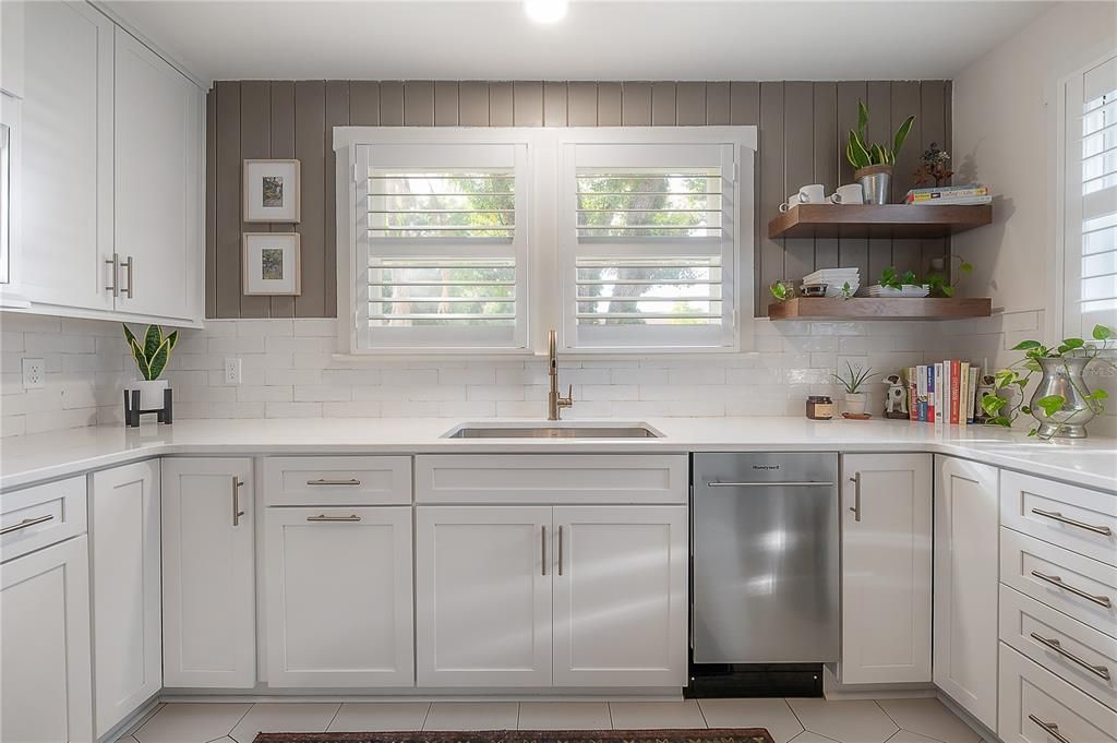 На продажу: $374,900 (2 спален, 1 ванн, 934 Квадратных фут)