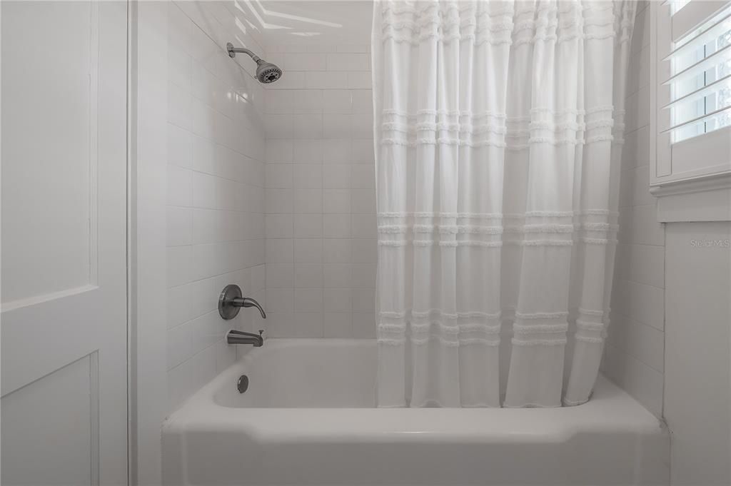 На продажу: $374,900 (2 спален, 1 ванн, 934 Квадратных фут)