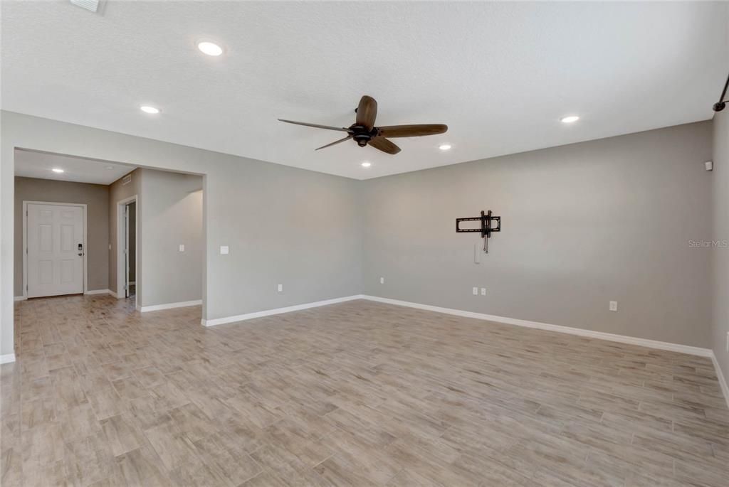 For Sale: $450,000 (4 beds, 2 baths, 2714 Square Feet)