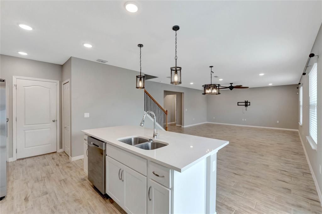 For Sale: $450,000 (4 beds, 2 baths, 2714 Square Feet)